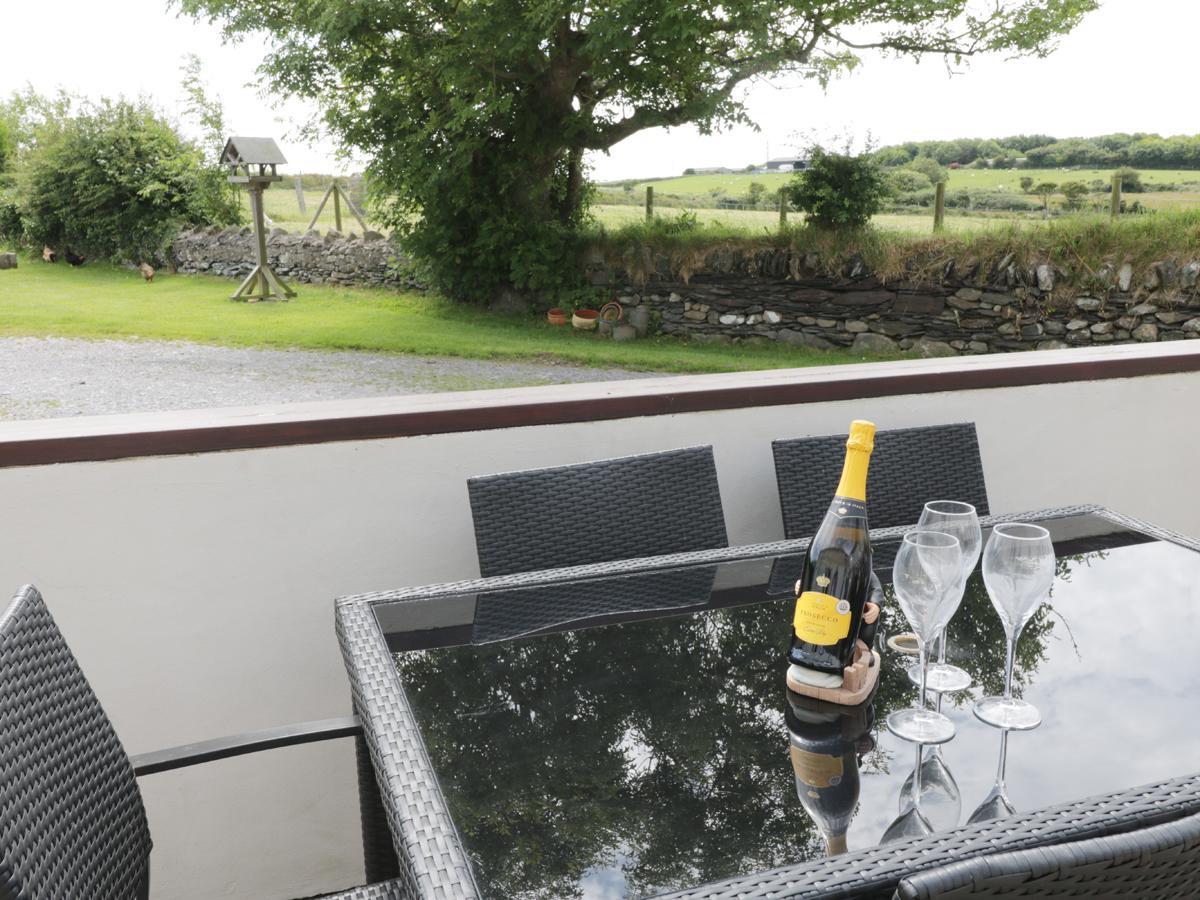 Bodegri Cottage Llanfflewyn エクステリア 写真